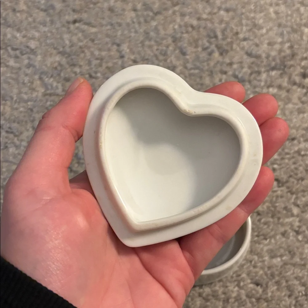 🌹 Vintage Porcelain Heart-Shaped Trinket Box